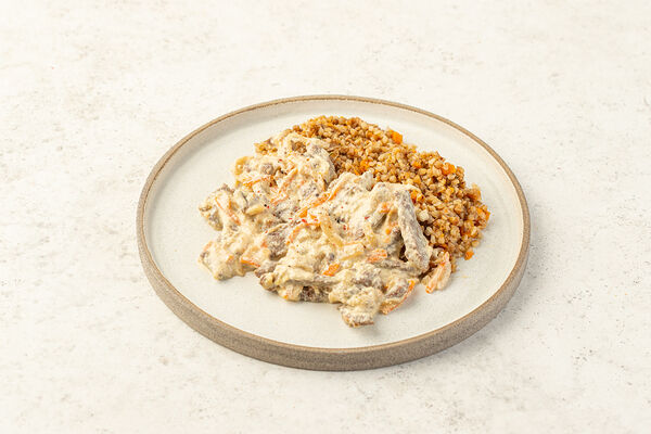 Говядина в сливочном соусе с гречкой