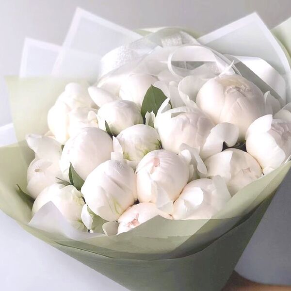 Букет из белых пионов