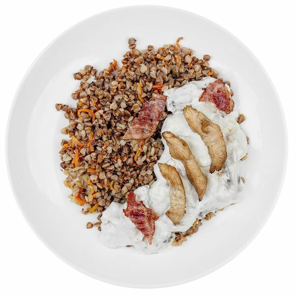 Куриное филе жареное с беконом и грибами в сливочном соусе с гречкой Шеф Перекрёсток, 250г