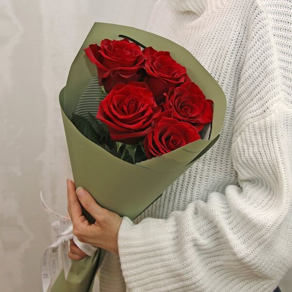Букет из 5 красных роз premium 40-50 см Эквадор в стильной упаковке