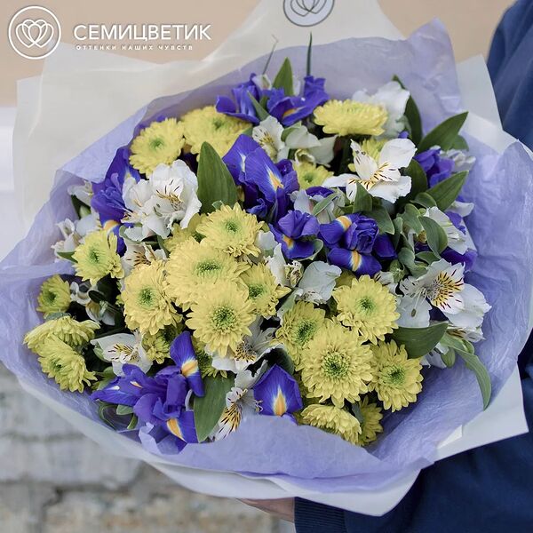 Букет из ирисов, кустовой хризантемы и альстромерии в белой пленке