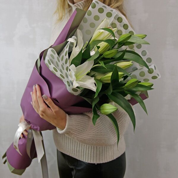 Букет из 3 белых ориентальных лилий в упаковке