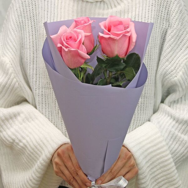 Букет из 3 розовых роз premium 40-50 см Эквадор в стильной упаковке
