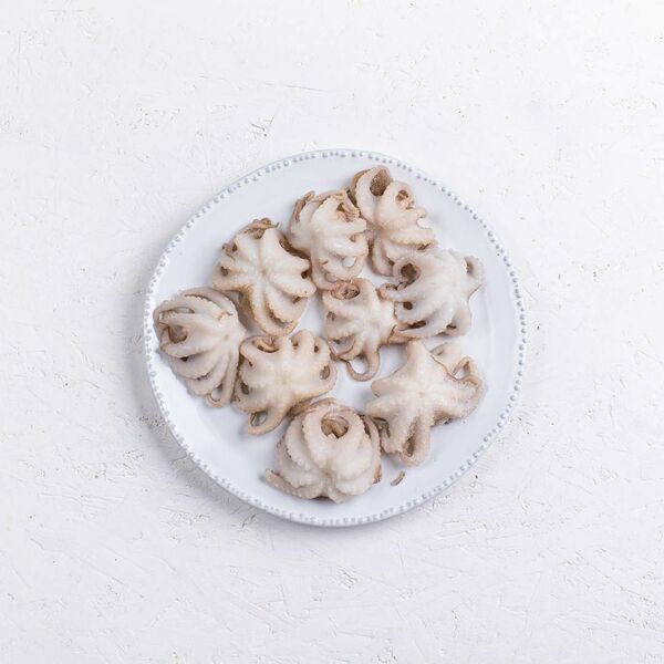 Целые чищеные молодые осьминоги