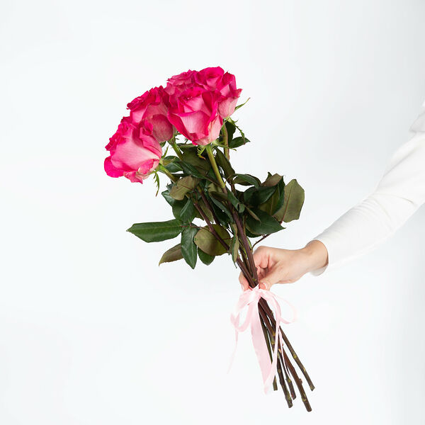 5 розовых роз 50-60см