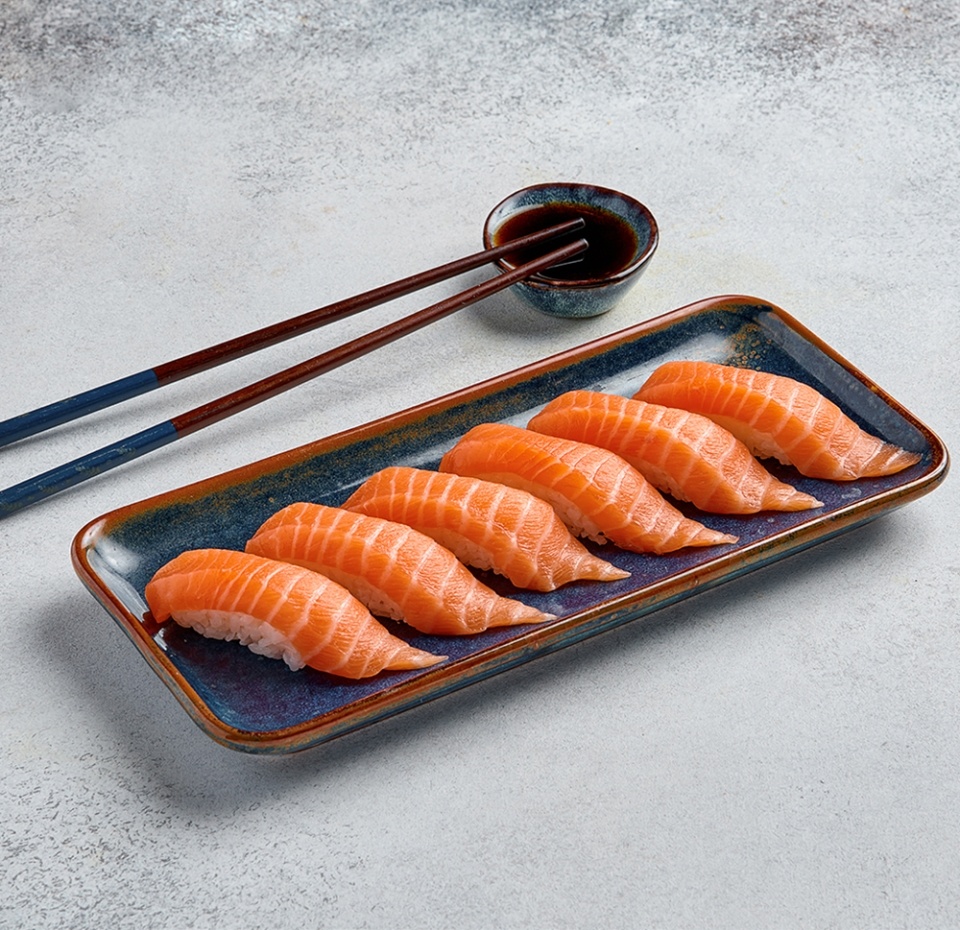 

Суши с лососем, TASTE OF «Уже Готово», 6 шт., 165 г