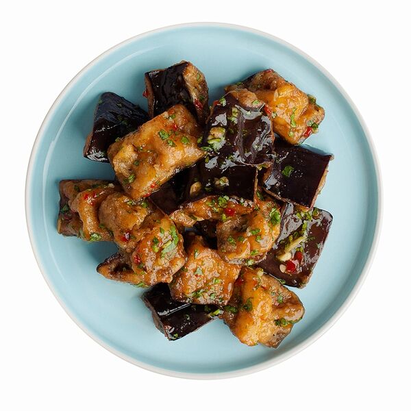 Салат с баклажанами и сладким соусом чили