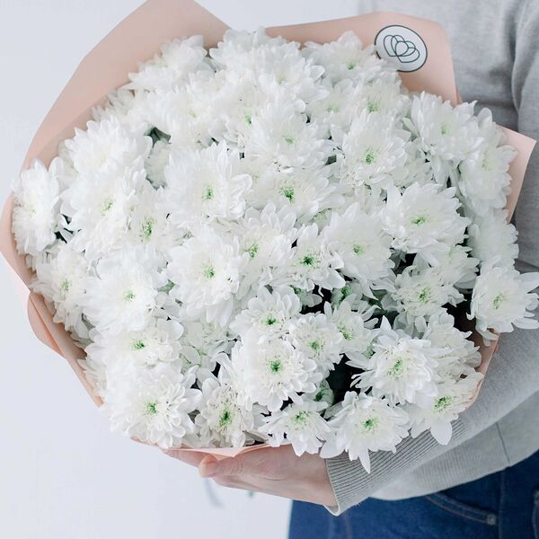 Букет из 15 белых кустовых хризантем