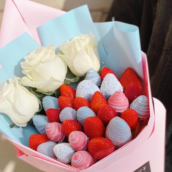 Букет с розами и клубникой Гармония