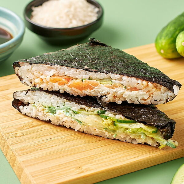 Суши сендвич с лососем и суши сендвич с чуккой