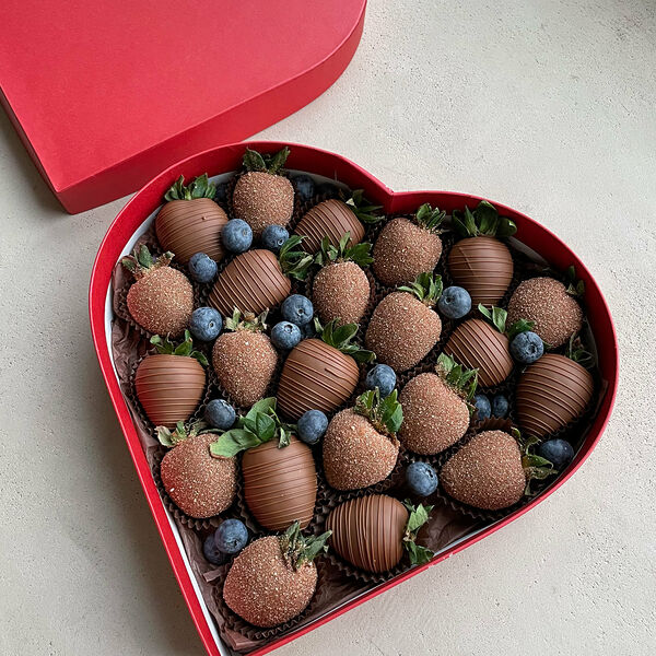 Набор клубники в шоколаде «Алое сердце» (20-25 ягод)