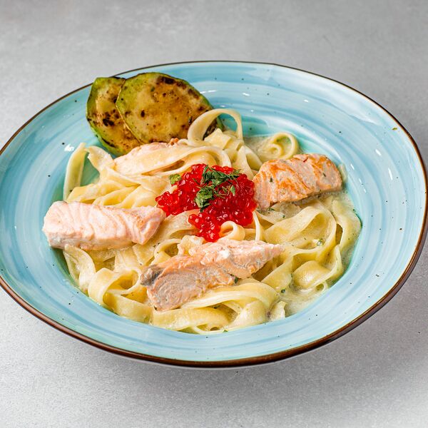 Феттучини с лососем в сливочном соусе