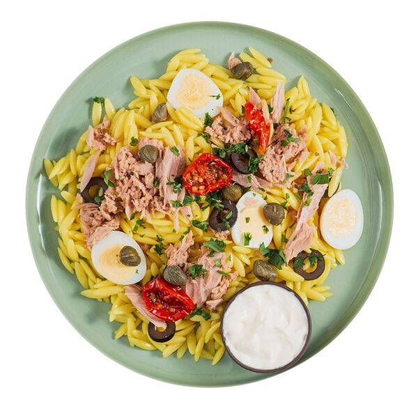 Салат с тунцом и перепелиными яйцами