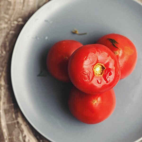 Помидоры красные малосольные острые на развес