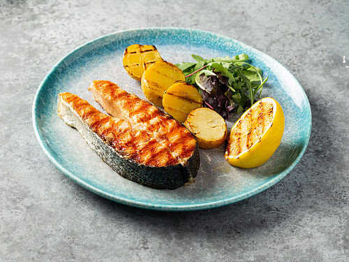 Стейк из лосося с картофелем  фрай