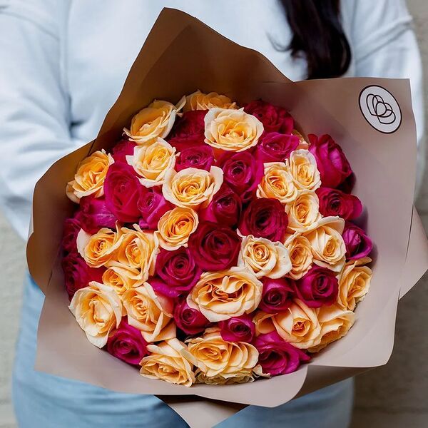 Букет из 51 кремовой и малиновой розы 40 см (Россия)