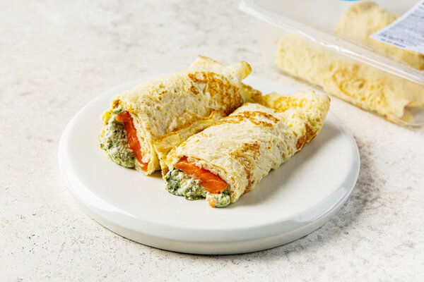 омлет-ролл на тарелке, вид сверху