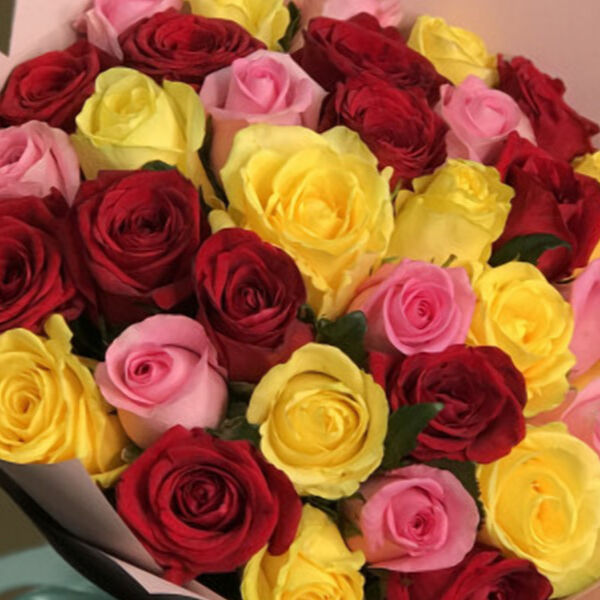 Букет Яркий микс из 35 роз 40 см