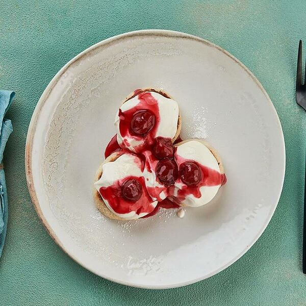 Сырники с вареньем и сметаной