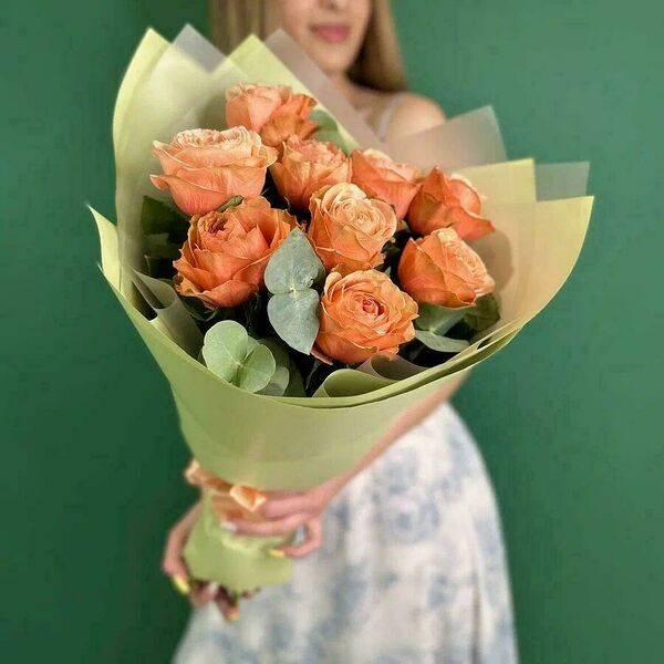 Букет цветов из 11 пионовидных роз Кахала с эвкалиптом