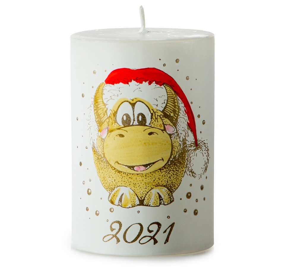 

Свеча-столбик Candles Бычок в рождественском колпаке белая 7x10 см