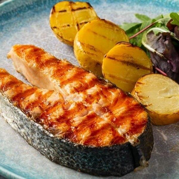 Стейк из лосося с картофелем фрай