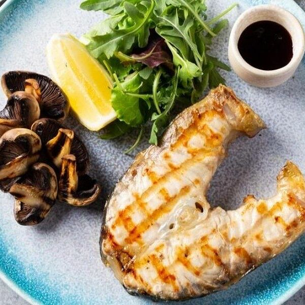 Стейк из осетрины с грибами