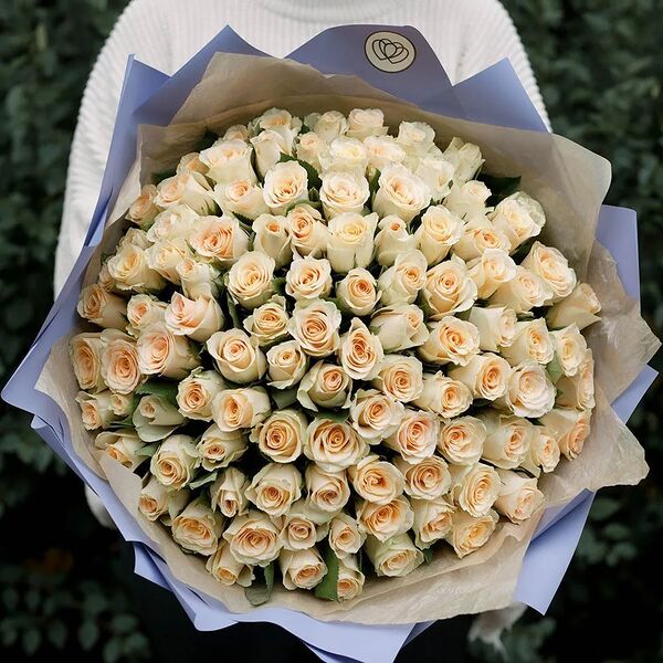 Букет из 101 кремовой розы 40 см (Кения) в сиреневой пленке