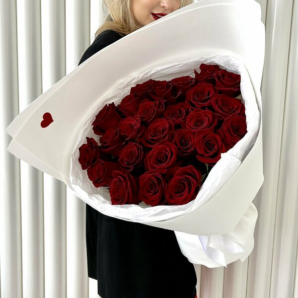 25 эквадорских розочек в белом оформлении