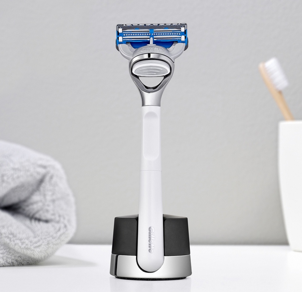 

Набор подарочный Gillette Skinguard Sensitive бритва + магнитная подставка + кассета