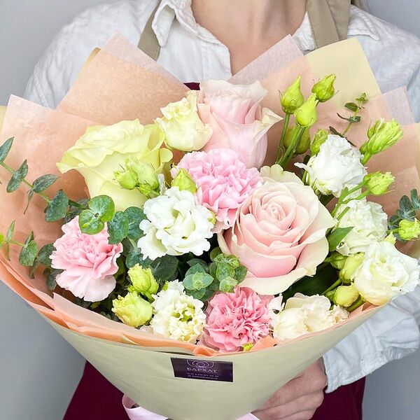 Букет из цветов, авторский букет из роз, диантусов и гвоздик Признание