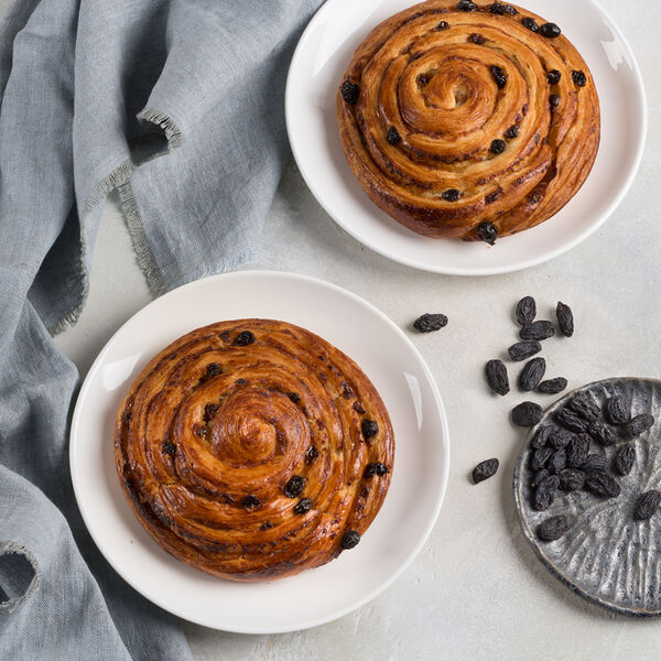 Улитка с нежным заварным кремом и изюмом МясновЪ Пекарня