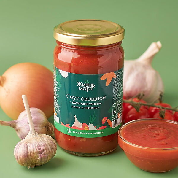 Соус овощной с кусочками томатов, луком и чесноком