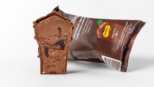 Мороженое пломбир шоколадный с арахисом в вафельном стаканчике