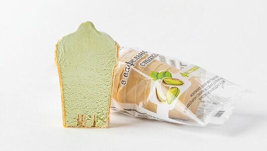 Мороженое фисташковое в вафельном стаканчике