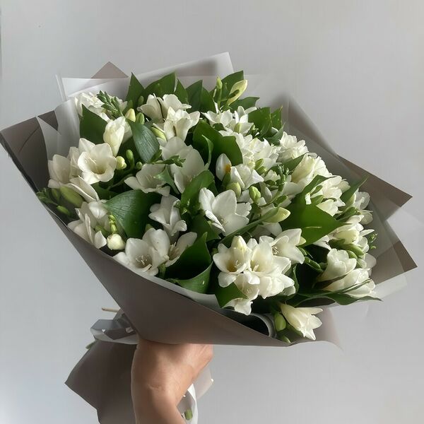 Букет из фрезий с зеленью