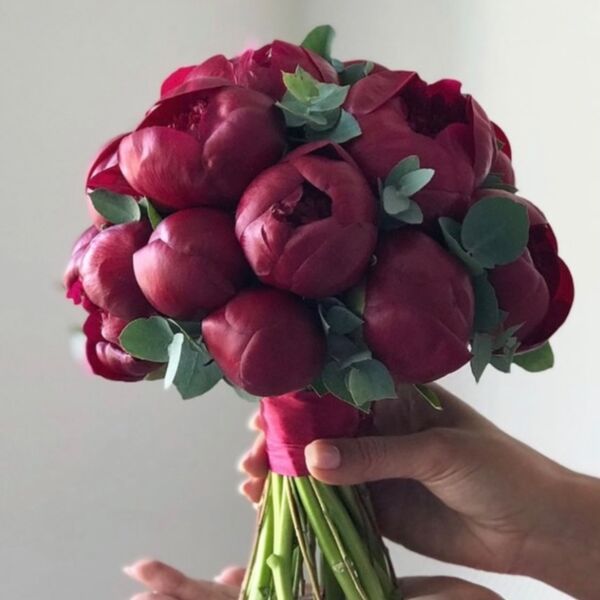 Свадебный букет из бордовых пионов