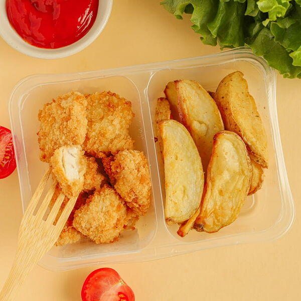 Куриные наггетсы с дольками запеченного картофеля