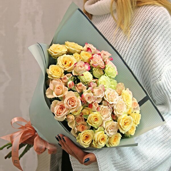 Букет из 9 кустовых роз микс Кения в стильной упаковке