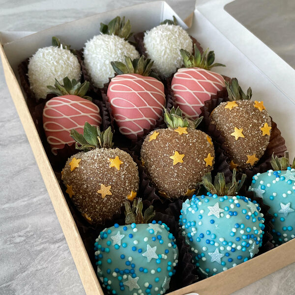 Набор клубники в шоколаде Звёздное небо (12-15 ягод)