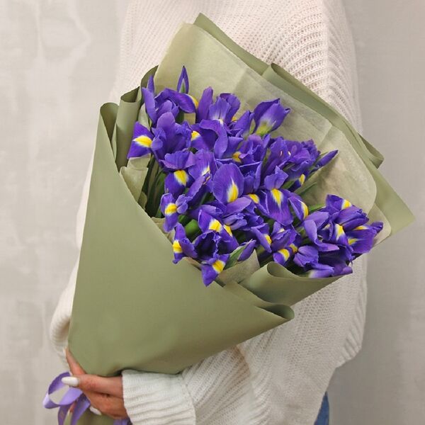 Букет из 25 синих ирисов в стильной упаковке