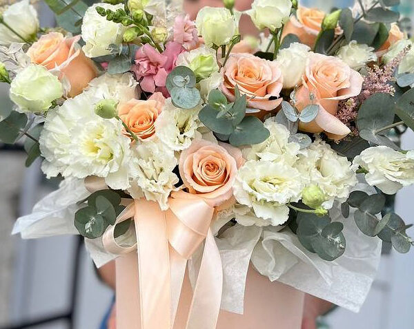 Букет в коробке с пионовидными розами