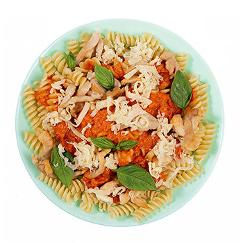 Паста с курицей, томатным соусом и моцареллой, Уже Готово