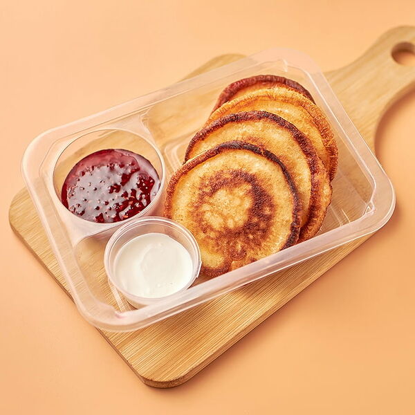 Оладьи домашние с малиновым вареньем и сметаной