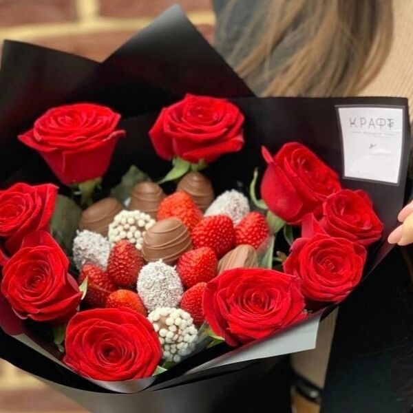 Клубника в шоколаде и розы Сатурн М (микс)