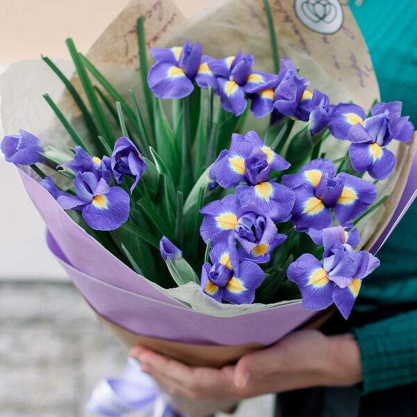 Букет из 15 синих ирисов