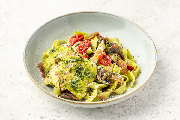 Паста Фетучини с курицей и соусом Песто 