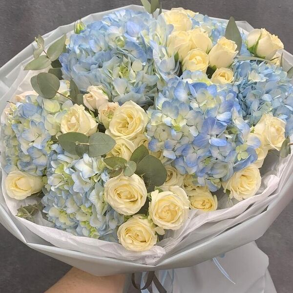 Гортензия с кустовой розой