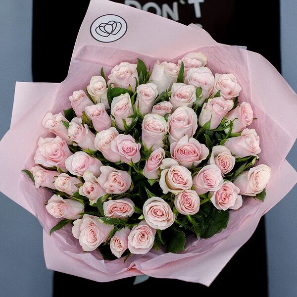 Букет из 41 нежно-розовой розы 40 см (Кения) в розовой пленке