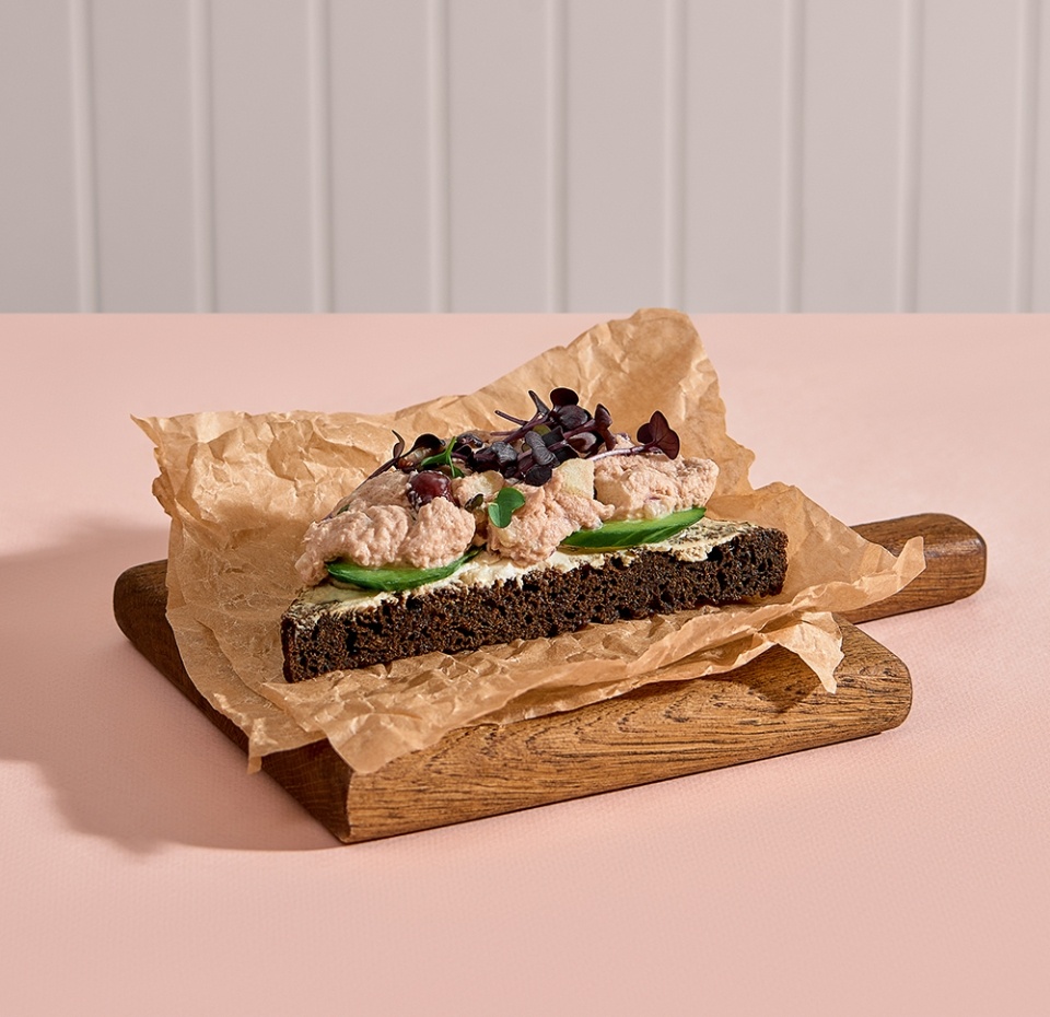 

Тост с салатом из тунца на бородинском карамельном хлебе, 100 г